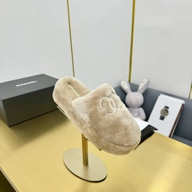 chanel Белые тапочки с вышитым логотипом и меховой подкладкой. Но
