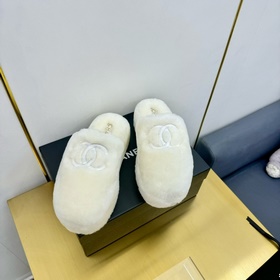 chanel Белые тапочки с вышитым логотипом и меховой подкладкой. Но