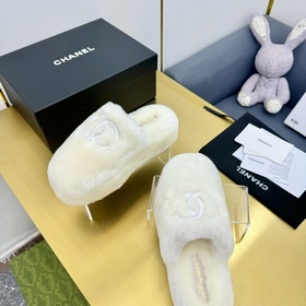 chanel Белые тапочки с вышитым логотипом и меховой подкладкой. Но