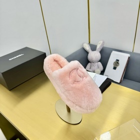 chanel Белые тапочки с вышитым логотипом и меховой подкладкой. Но