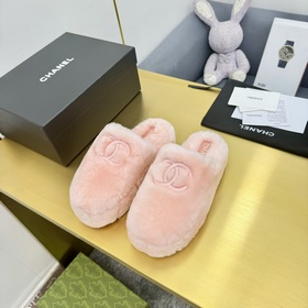 chanel Белые тапочки с вышитым логотипом и меховой подкладкой. Но