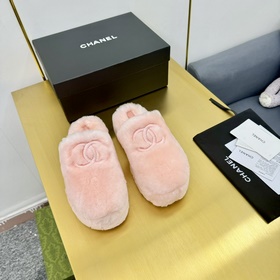 chanel Белые тапочки с вышитым логотипом и меховой подкладкой. Но