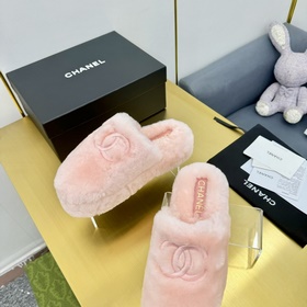 chanel Белые тапочки с вышитым логотипом и меховой подкладкой. Но