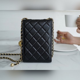 Серия «Мобильный телефон» от Chanel с металлическими шариками. Мя