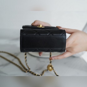 Серия «Мобильный телефон» от Chanel с металлическими шариками. Мя
