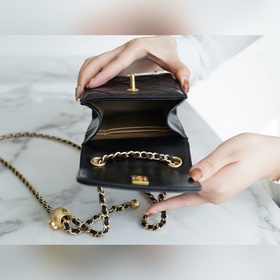 Серия «Мобильный телефон» от Chanel с металлическими шариками. Мя