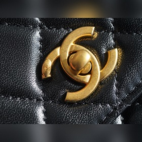 Серия «Мобильный телефон» от Chanel с металлическими шариками. Мя