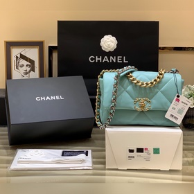 Новая коллекция 19 bag, представленная в специальных витринах Поп