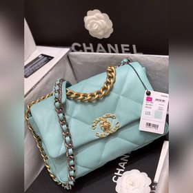 Новая коллекция 19 bag, представленная в специальных витринах Поп
