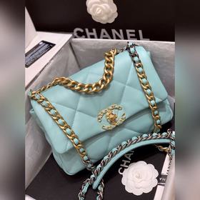 Новая коллекция 19 bag, представленная в специальных витринах Поп