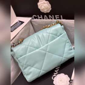 Новая коллекция 19 bag, представленная в специальных витринах Поп