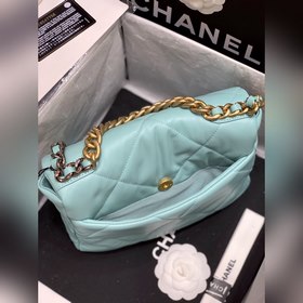Новая коллекция 19 bag, представленная в специальных витринах Поп