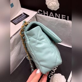 Новая коллекция 19 bag, представленная в специальных витринах Поп