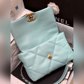 Новая коллекция 19 bag, представленная в специальных витринах Поп
