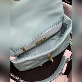 Новая коллекция 19 bag, представленная в специальных витринах Поп
