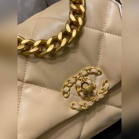 Новая коллекция 19 bag, представленная в специальных витринах Поп