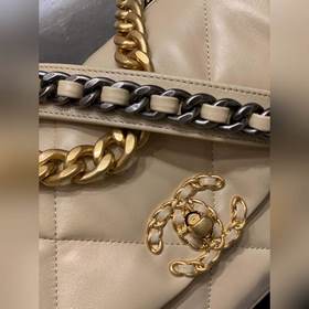 Новая коллекция 19 bag, представленная в специальных витринах Поп