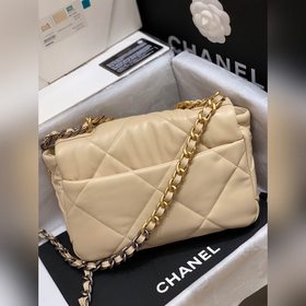 Новая коллекция 19 bag, представленная в специальных витринах Поп