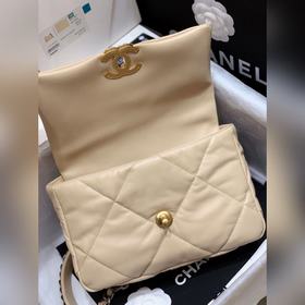 Новая коллекция 19 bag, представленная в специальных витринах Поп