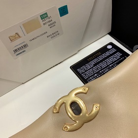 Новая коллекция 19 bag, представленная в специальных витринах Поп