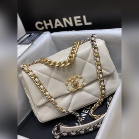 Новая коллекция 19 bag, представленная в специальных витринах Поп