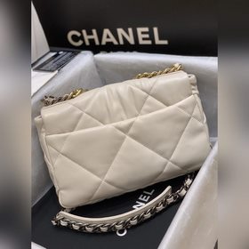 Новая коллекция 19 bag, представленная в специальных витринах Поп