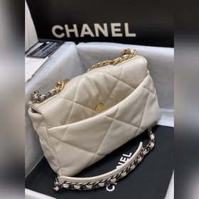 Новая коллекция 19 bag, представленная в специальных витринах Поп