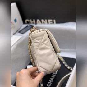 Новая коллекция 19 bag, представленная в специальных витринах Поп