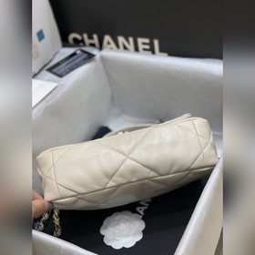 Новая коллекция 19 bag, представленная в специальных витринах Поп