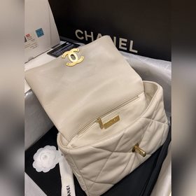 Новая коллекция 19 bag, представленная в специальных витринах Поп