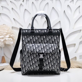 Dior - новейшая модель мужской сумкиз официального магазина Dior