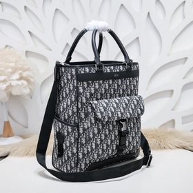Dior - новейшая модель мужской сумкиз официального магазина Dior