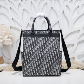 Dior - новейшая модель мужской сумкиз официального магазина Dior