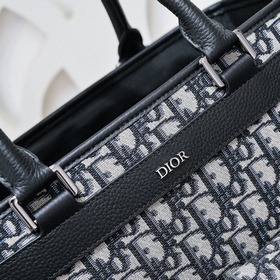 Dior - новейшая модель мужской сумкиз официального магазина Dior 