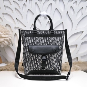 Dior - новейшая модель мужской сумкиз официального магазина Dior