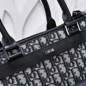 Dior - новейшая модель мужской сумкиз официального магазина Dior