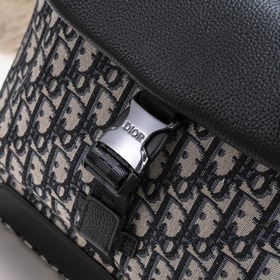 Dior - новейшая модель мужской сумкиз официального магазина Dior 