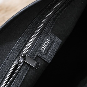 Dior - новейшая модель мужской сумкиз официального магазина Dior 