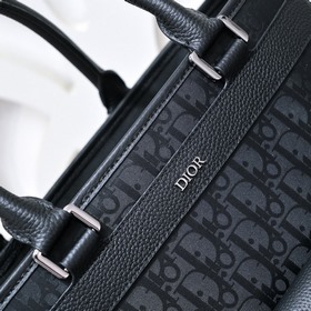 Dior - новейшая модель мужской сумкиз официального магазина Dior