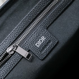 Dior - новейшая модель мужской сумкиз официального магазина Dior 