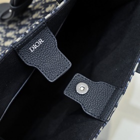 Dior - новейшая модель сумки-седла/шоппера от Dior, официальный с