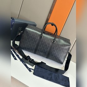 Эта сумка Dior Lingot 50 — новая классическая модель Dior, практи