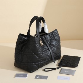 Большая сумка Dior Toujours Эта сумка Dior Toujours была представ