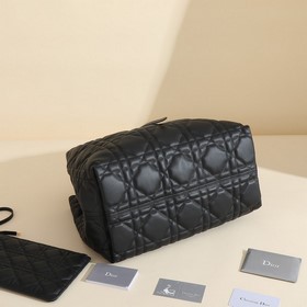 Большая сумка Dior Toujours Эта сумка Dior Toujours была представ