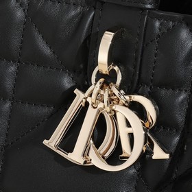 Большая сумка Dior Toujours Эта сумка Dior Toujours была представ