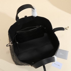 Большая сумка Dior Toujours Эта сумка Dior Toujours была представ