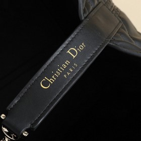 Большая сумка Dior Toujours Эта сумка Dior Toujours была представ