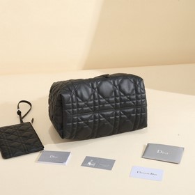 Сумка Dior Toujours среднего размера Эта сумка Dior Toujours была
