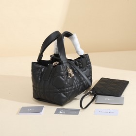 Сумка Dior Toujours Эта сумка Dior Toujours была представлена пок