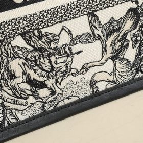 Маленькая сумка-тоут из серии book tote с вышитым знаком зодиака 